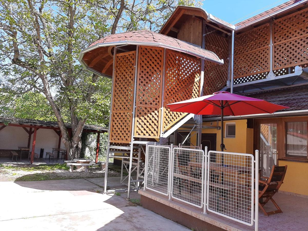 Gyopar Gyoengye Apartmanhaz Orosháza Exterior photo