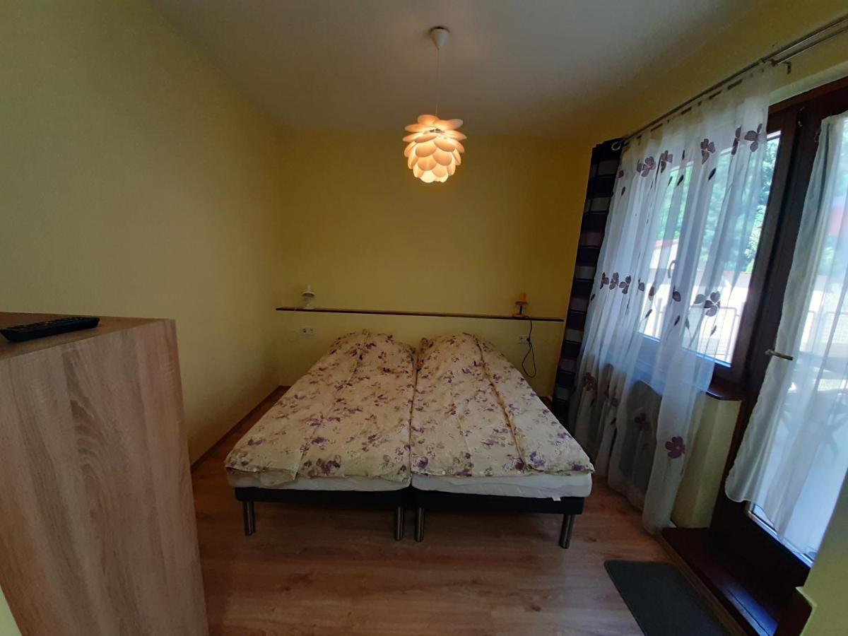 Gyopar Gyoengye Apartmanhaz Orosháza Exterior photo