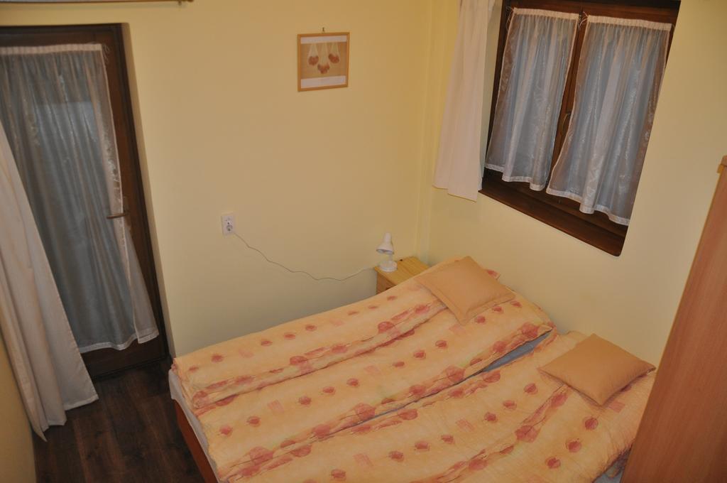 Gyopar Gyoengye Apartmanhaz Orosháza Exterior photo